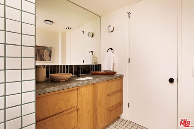 Building Photo - 5649 Valley Oak Dr