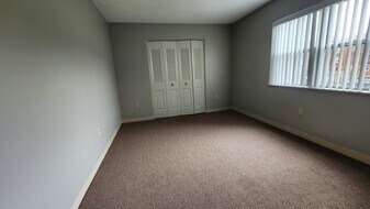 Building Photo - 102 N Point Dr