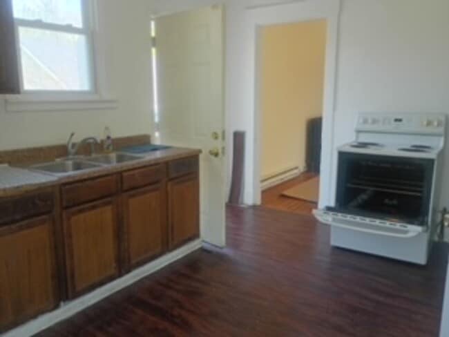 Building Photo - Lockland gem