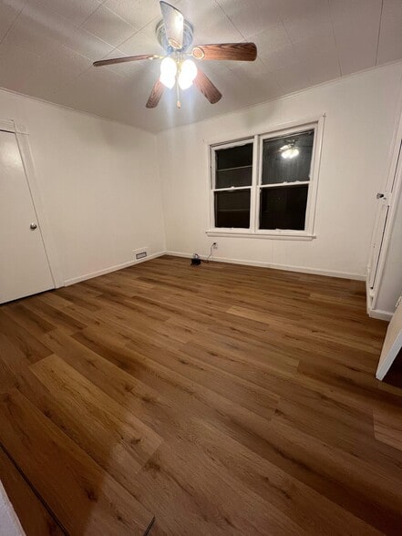 Building Photo - 27 Oak St