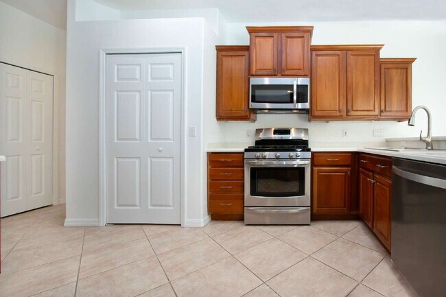 Building Photo - Luxurious Lakefront Living: Spacious 4-Bedroom Home with Pool and Guest Suite in Lakewood Ranch