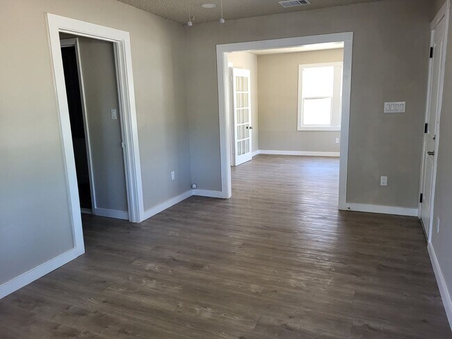 Building Photo - Mid-Century Home Ready for Move-In