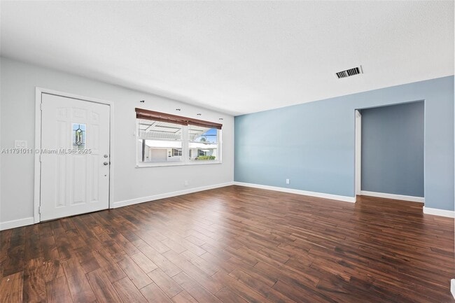 Building Photo - 910 SW 6th Ave