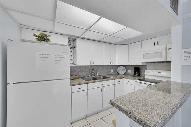 Building Photo - 801 S Ocean Dr