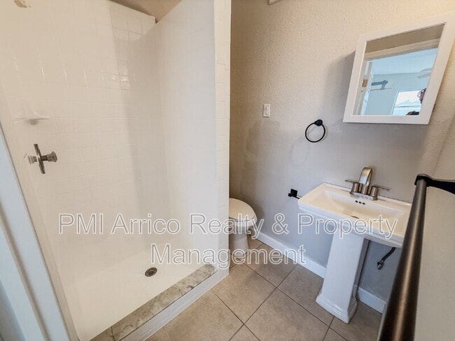 Building Photo - 818 Bayview Dr