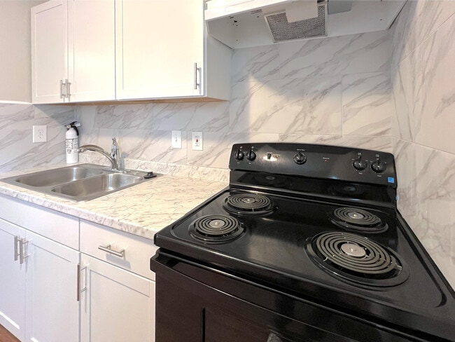 Building Photo - Room in Apartment on Gresham Park Dr