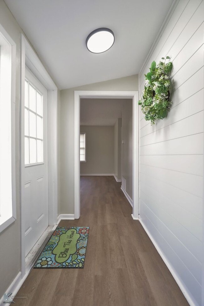 Building Photo - 3 bedroom FULL RENOVATED in 2023! ALL APPLIANCES provided!