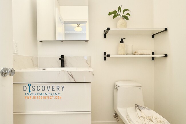 Building Photo - Updated MCM Gem in Adams Point