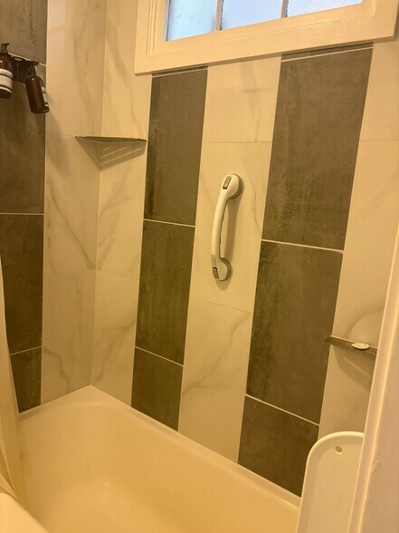 Building Photo - 221 35th St NE