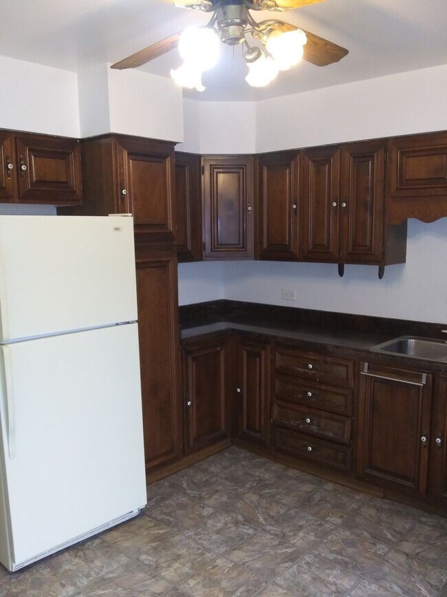 Building Photo - Spacious 2 Bedroom Home w/ 2.5 car garage - Westmont