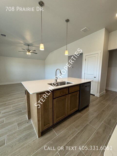 Building Photo - 708 Prairie Dr