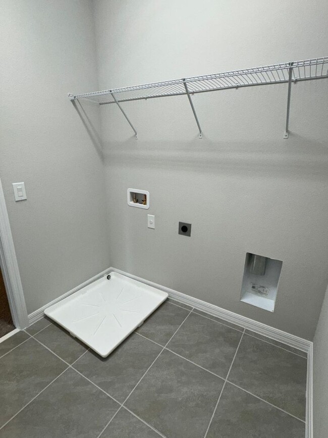 Building Photo - BRAND NEW TOWNHOUSE  3 BEDROOM 2.5 BATHROO...