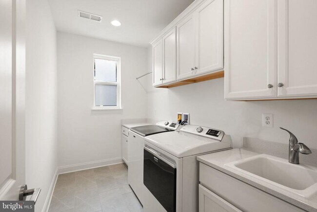 Building Photo - 121 Cowbird St