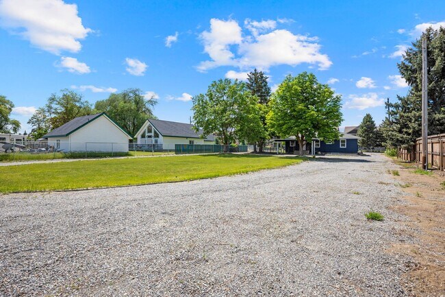 Building Photo - Gorgeous North Side Home With Shop!