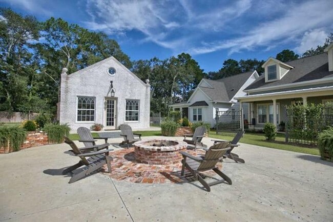 Building Photo - Stunning Midtown Tallahassee Home In Braemore Park