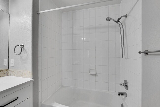 Building Photo - $2,550.00 - 3-bed, 3-bath split-level loca...