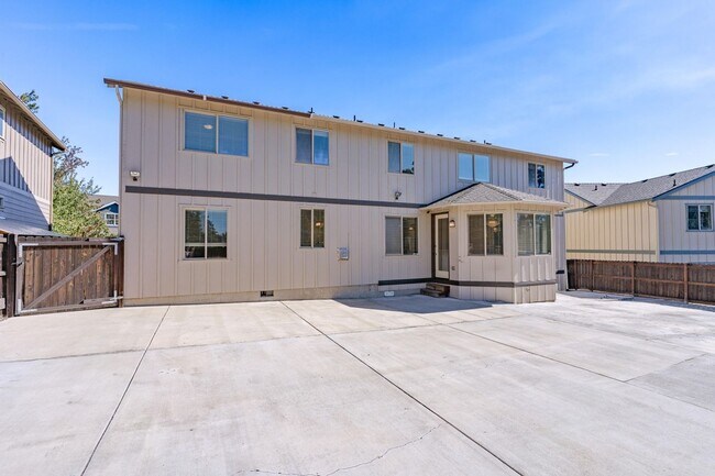 Building Photo - Huge home, recent upgrades!  Like new!