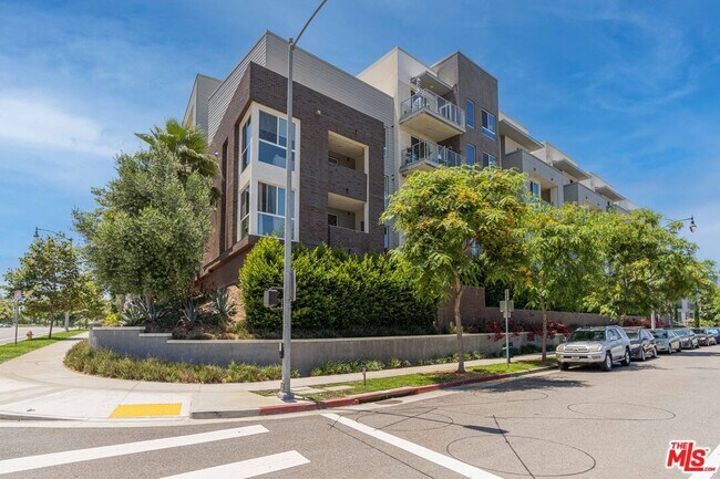 Building Photo - 12655 Bluff Creek Dr