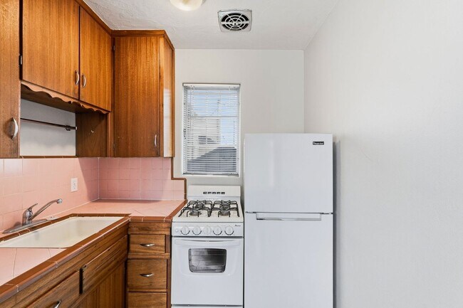 Building Photo - 1307-1311 E. 9th St. ( 1307A, 1307B, 1307C, 1309, 1311 )