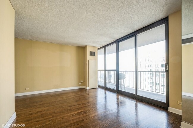 Building Photo - 10 E Ontario St