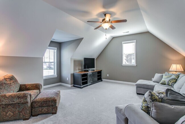 Building Photo - 4 Bedroom, 3 Bath Home w/ 2 Car Garage