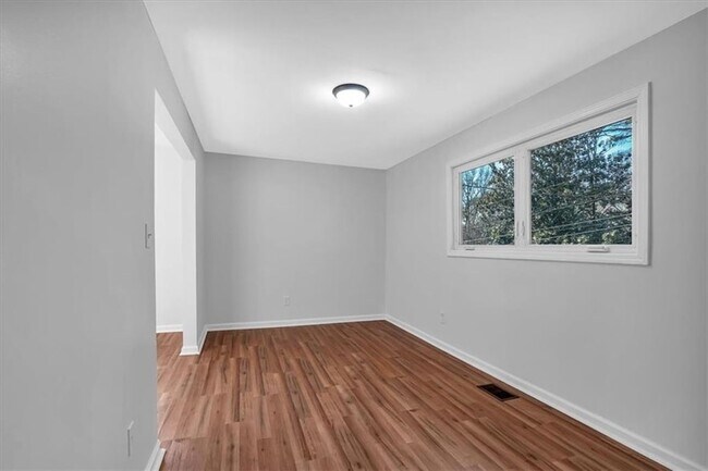 Building Photo - 2142 Cloverdale Dr SE