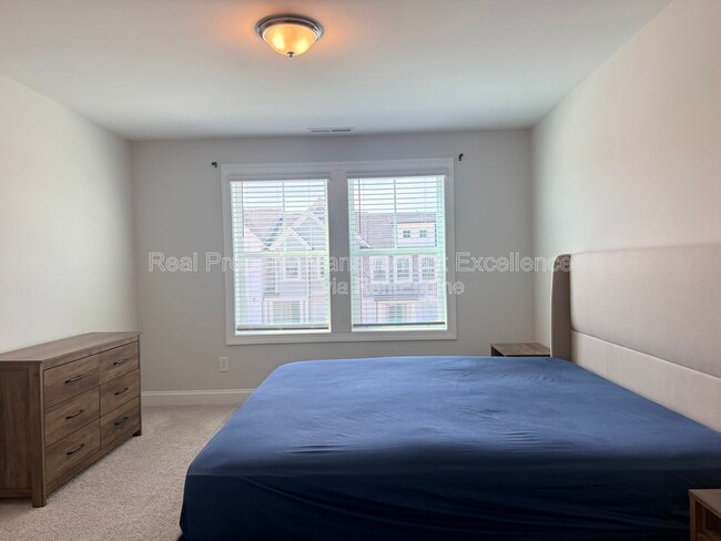 Building Photo - 540 Barrington Row Ave