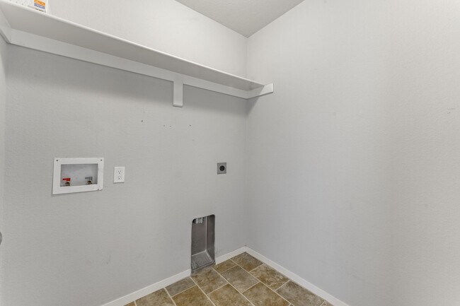 Building Photo - 848 NW Evans Cir