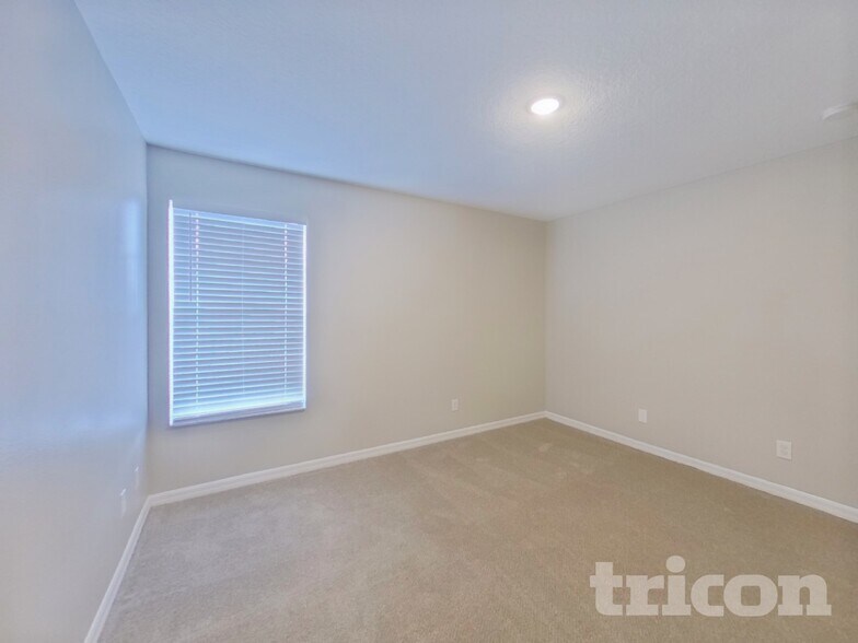 Building Photo - 345 Sky Valley St