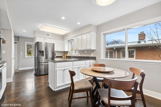 Building Photo - 384 Hastings Ave