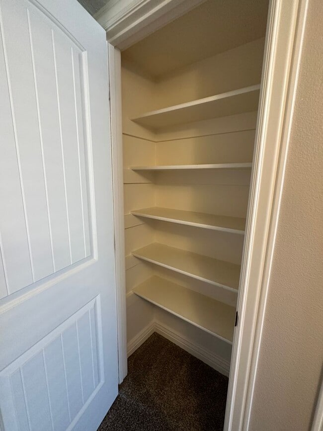 Building Photo - Desirable 2 Bed 1.5 Bath Lincoln Park Townhome