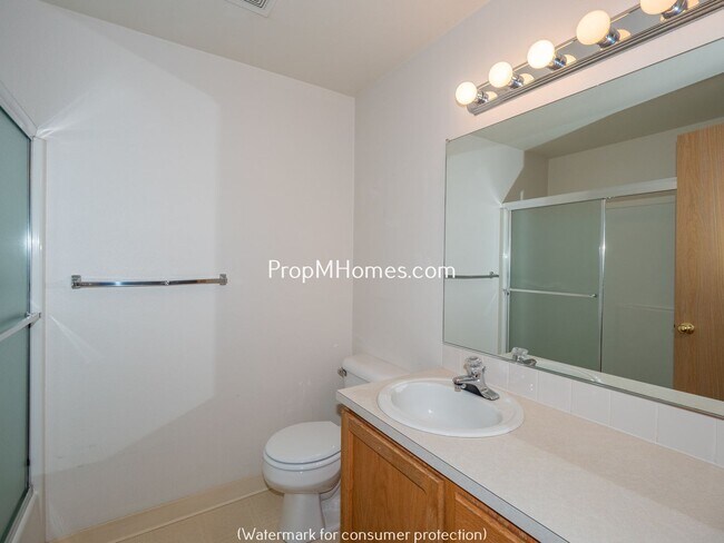 Building Photo - Two Bedroom Townhome In SE Portland w/ Lar...