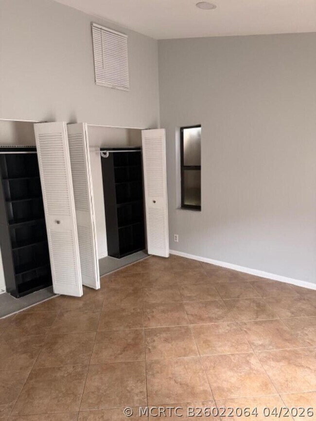 Building Photo - 3076 S Oakland Forest Dr
