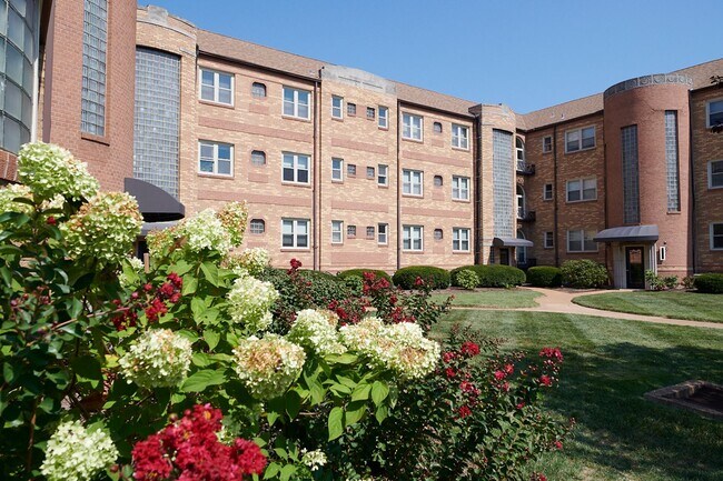 Building Photo - 5823 Lindenwood Ave