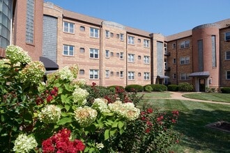 Building Photo - 5825 Lindenwood Ave