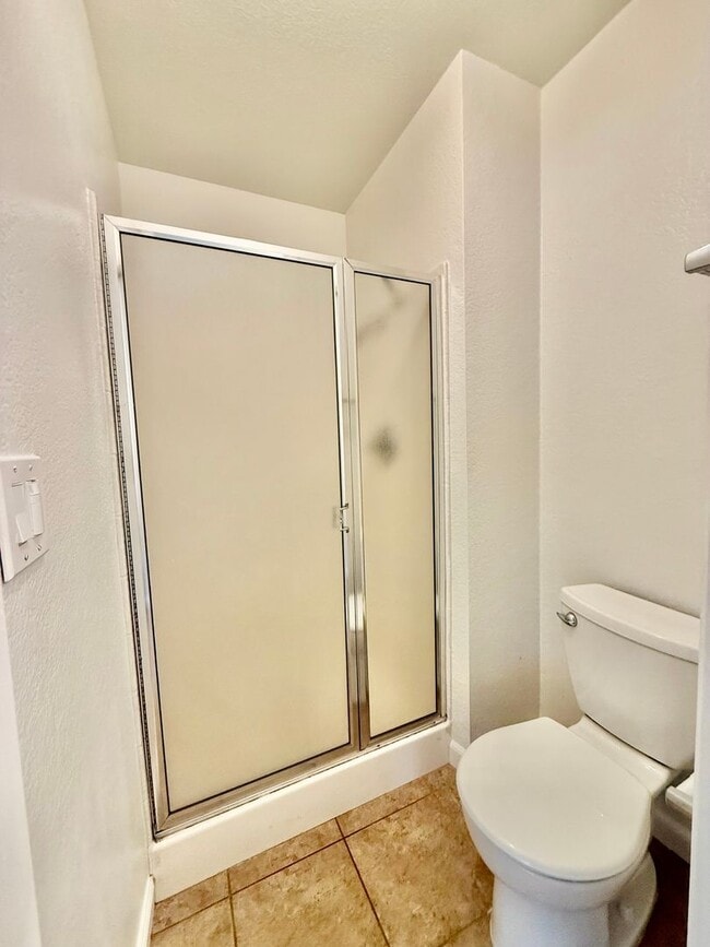Building Photo - Charming home available Immediately
