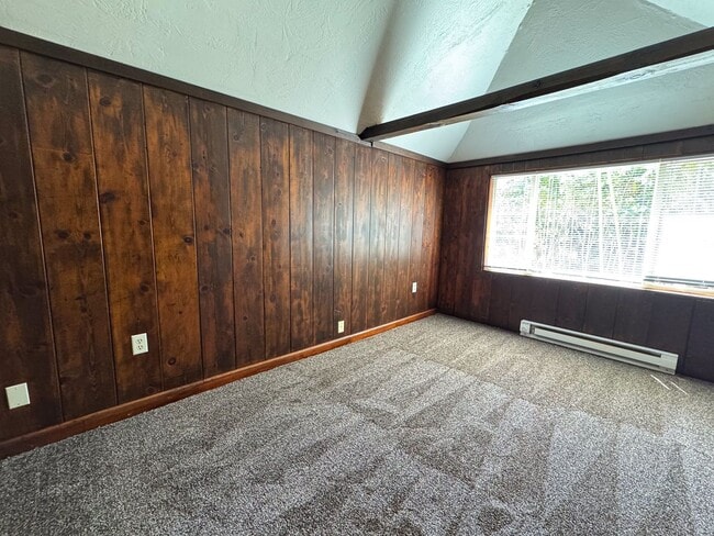 Building Photo - 3 Bedroom, 1 Bathroom S. Eugene Home