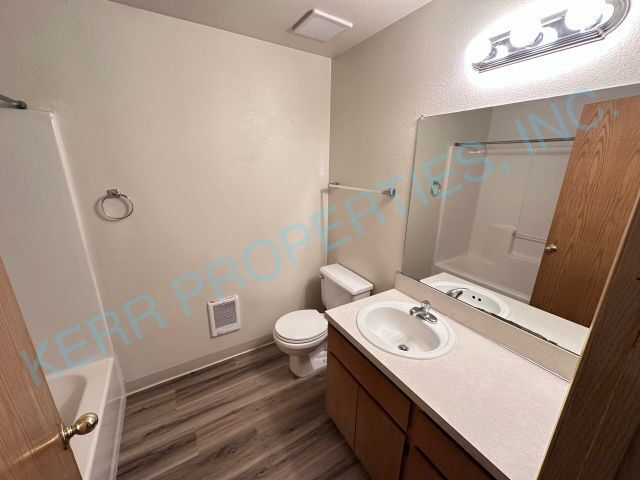 Building Photo - Charming 2-Bedroom Multiplex in Portland with Cozy 862 Sq Ft Layout - Perfect for Urban Living!