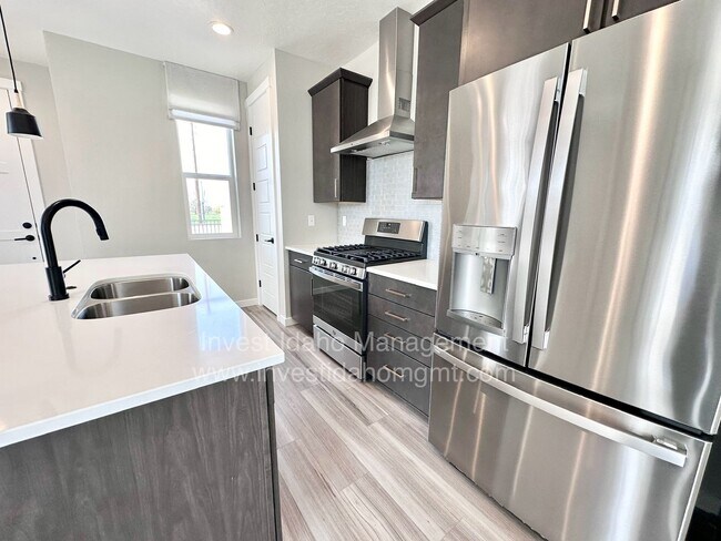Building Photo - Luxury Living in the Heart of Star, ID – Gated Townhome with High-End Finishes