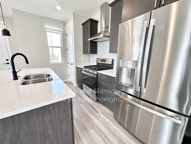 Building Photo - Move-in Special!! Luxury Living in the Hea...
