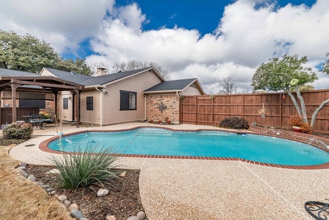 Building Photo - 8467 Willow Creek Dr