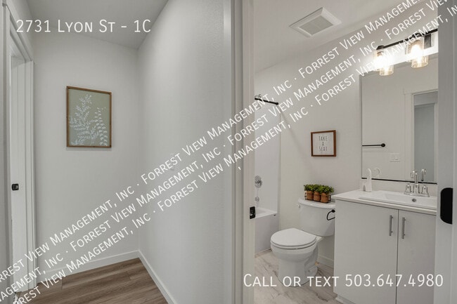 Building Photo - 2731 SE Lyon St