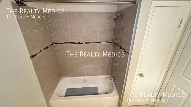 Building Photo - 2130 Forest Knoll Dr NE