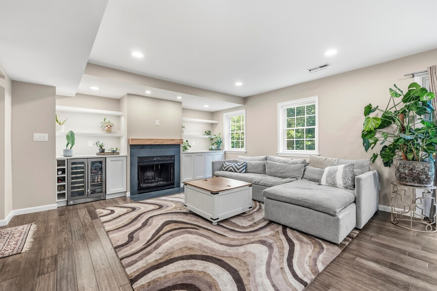 Building Photo - 4880 Chevy Chase Dr