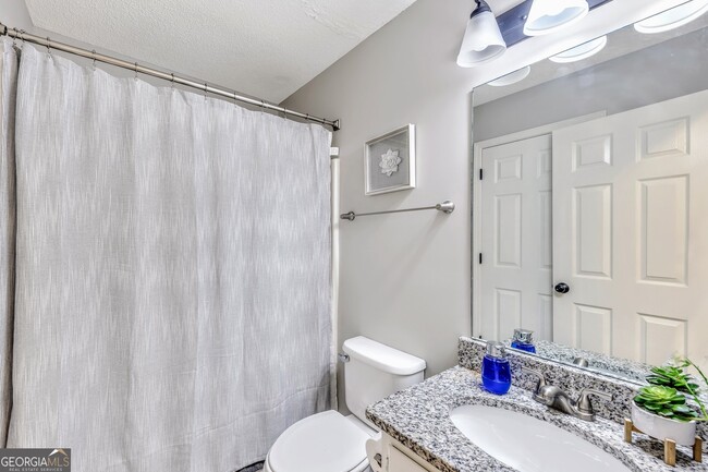 Building Photo - 4210 Lakes End Dr NW