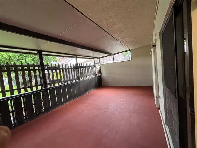 Building Photo - 6837 SW 39th Dr