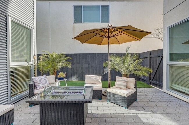 Building Photo - Available Modern Long Term Unfurnished hom...