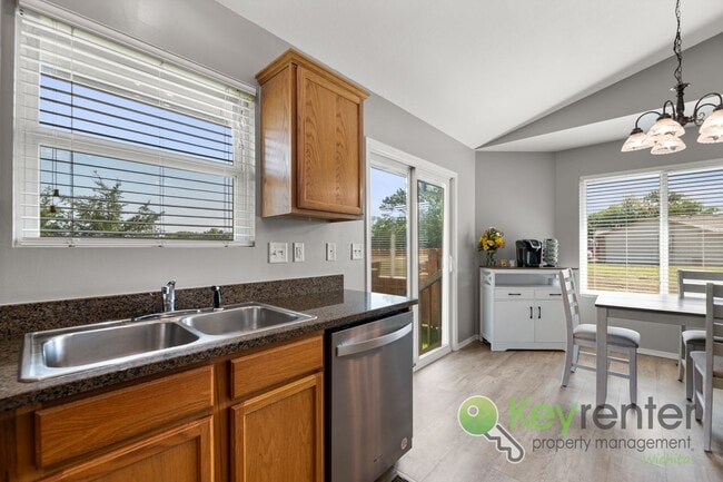 Building Photo - 5 Bedroom 3 Bathroom | Glen Hills - Derby, KS