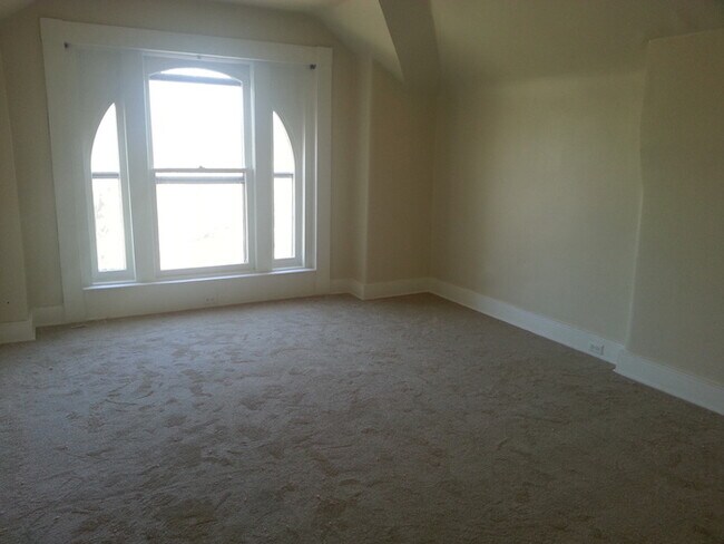 Building Photo - Beautiful 2 bedroom 3 bath condo in the Cherokee Triangle/ Highlands area- ready mid May