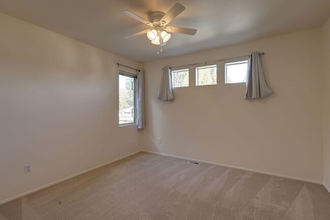 Building Photo - Beautiful 3bd, 2.5ba Home in Klahanie Avai...